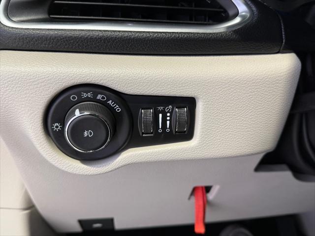 Photo of 2020 Bright White Clearcoat Chrysler Pacifica