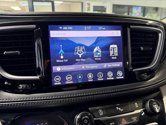 Photo of 2020 Bright White Clearcoat Chrysler Pacifica