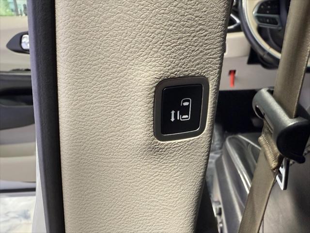 Photo of 2020 Bright White Clearcoat Chrysler Pacifica