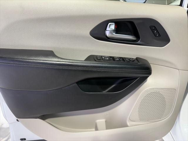 Photo of 2020 Bright White Clearcoat Chrysler Pacifica