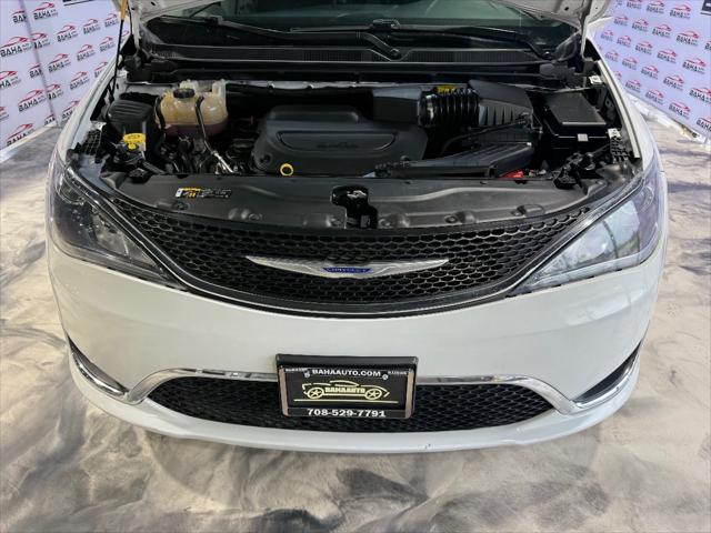 Photo of 2020 Bright White Clearcoat Chrysler Pacifica