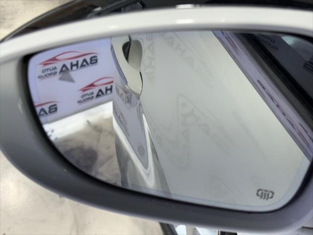 Photo of 2020 Bright White Clearcoat Chrysler Pacifica