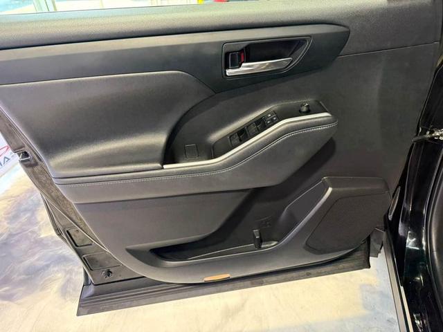 Photo of 2021 Midnight Black Metallic Toyota Highlander Hybrid
