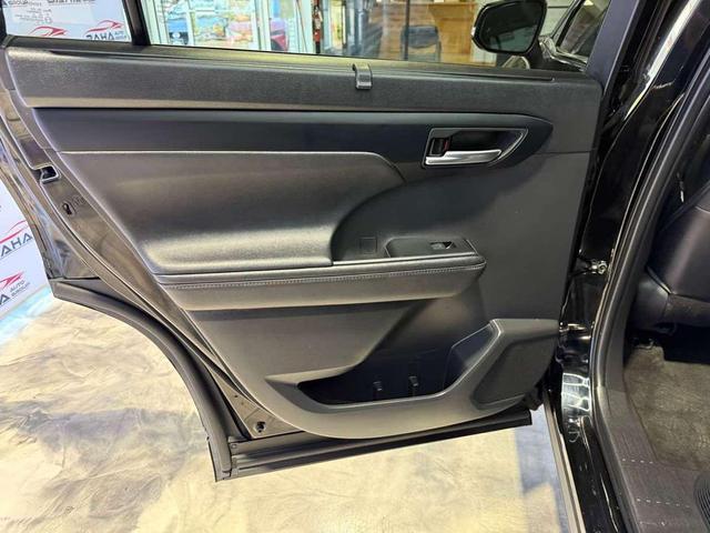 Photo of 2023 Midnight Black Metallic Toyota Highlander Hybrid