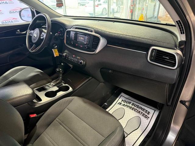 Photo of 2017 Titanium Silver Kia Sorento