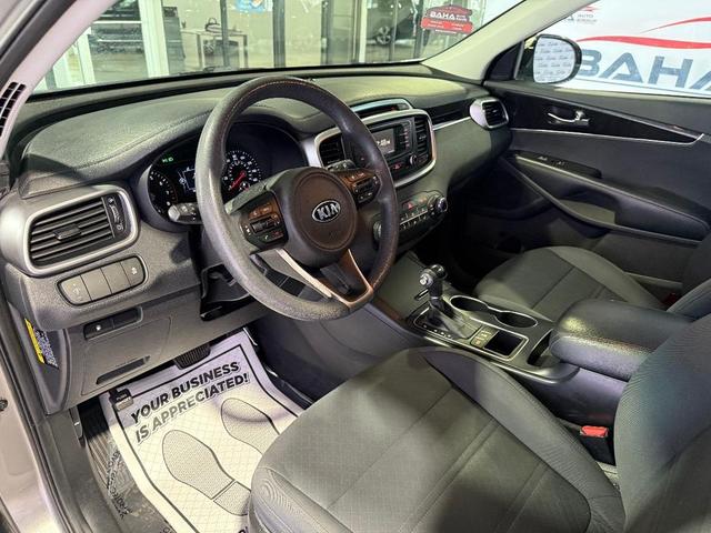 Photo of 2017 Titanium Silver Kia Sorento