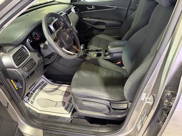 Photo of 2017 Titanium Silver Kia Sorento