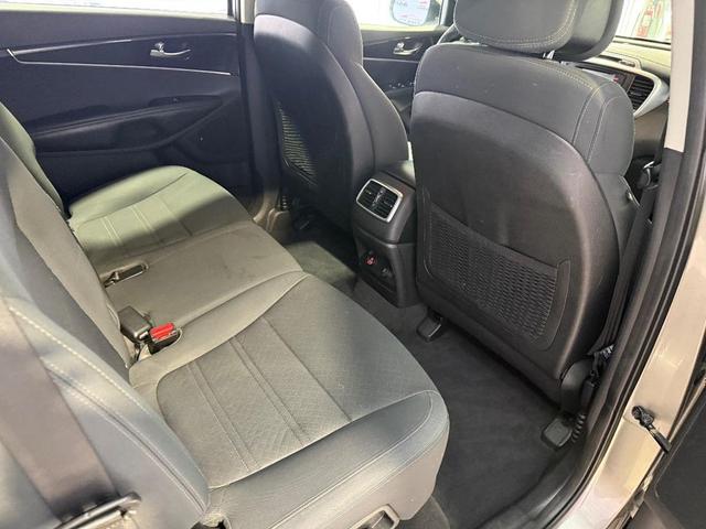 Photo of 2017 Titanium Silver Kia Sorento