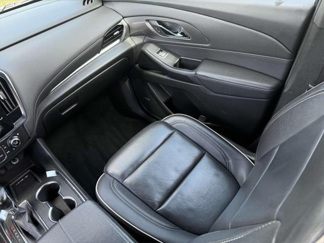 Photo of 2022 Iridescent Pearl Tricoat Chevrolet Traverse