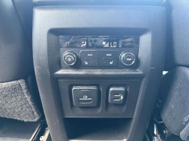 Photo of 2022 Iridescent Pearl Tricoat Chevrolet Traverse
