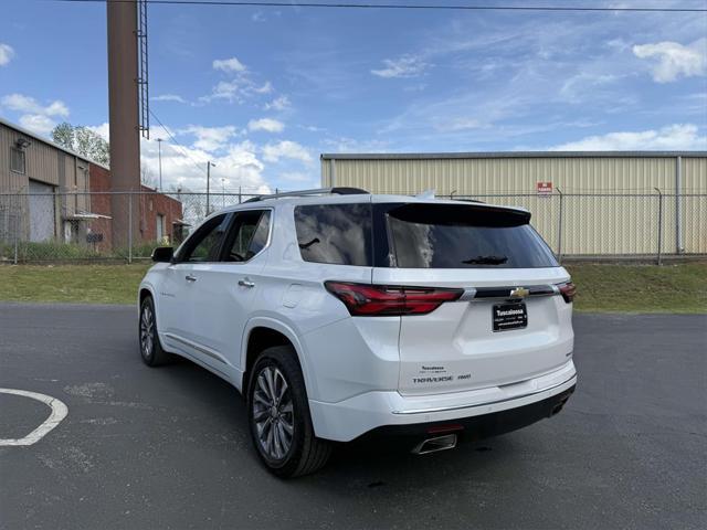 Photo of 2022 Iridescent Pearl Tricoat Chevrolet Traverse
