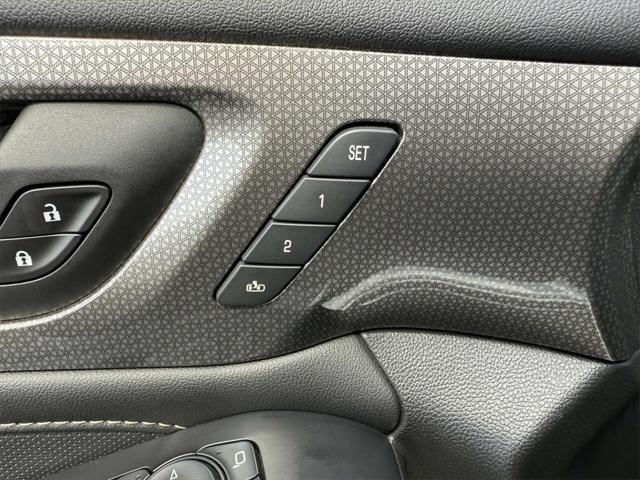 Photo of 2022 Iridescent Pearl Tricoat Chevrolet Traverse