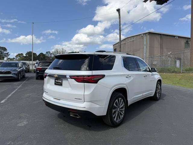 Photo of 2022 Iridescent Pearl Tricoat Chevrolet Traverse