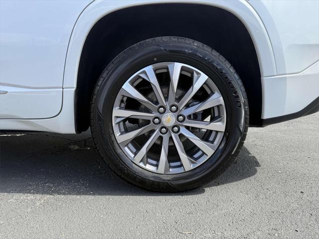 Photo of 2022 Iridescent Pearl Tricoat Chevrolet Traverse