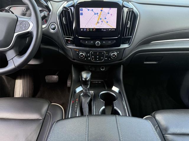 Photo of 2022 Iridescent Pearl Tricoat Chevrolet Traverse