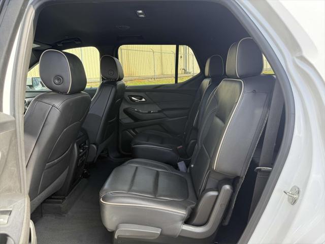 Photo of 2022 Iridescent Pearl Tricoat Chevrolet Traverse