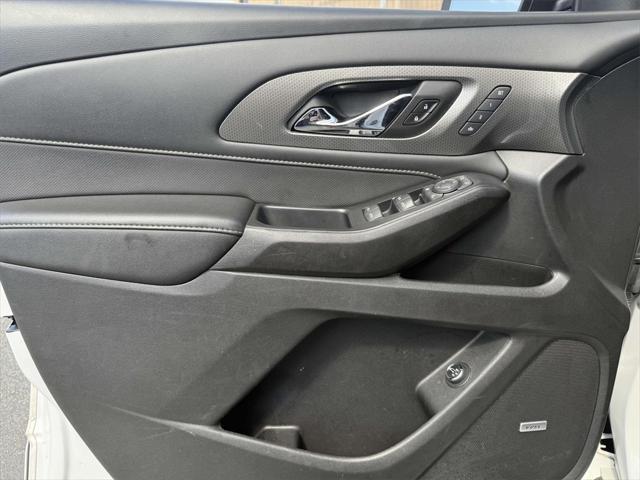 Photo of 2022 Iridescent Pearl Tricoat Chevrolet Traverse