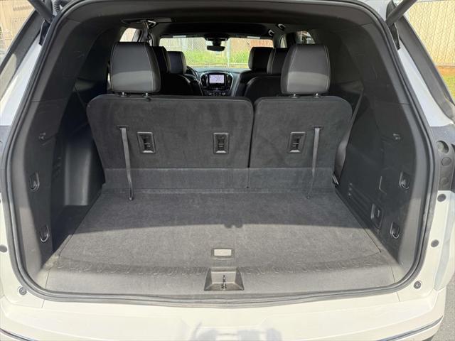 Photo of 2022 Iridescent Pearl Tricoat Chevrolet Traverse