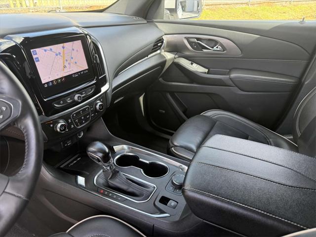 Photo of 2022 Iridescent Pearl Tricoat Chevrolet Traverse