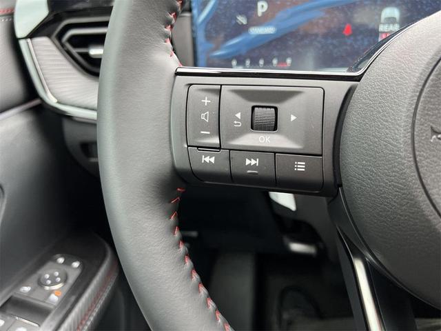 Photo of 2025 Super Black Nissan Kicks
