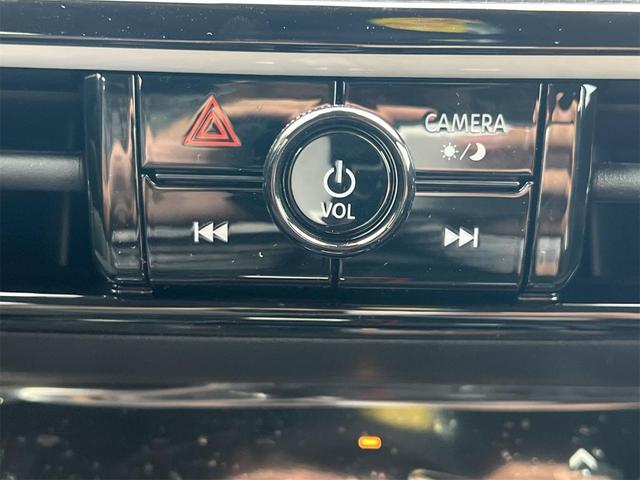Photo of 2025 Super Black Nissan Kicks