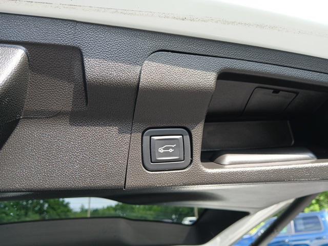 Photo of 2022 Summit White GMC Acadia