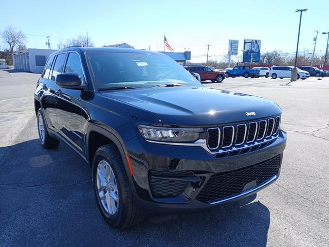 Photo of 2025 Diamond Black Crystal Pearlcoat Jeep Grand Cherokee