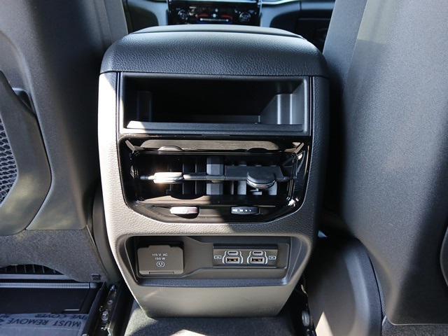 Photo of 2025 Diamond Black Crystal Pearlcoat Jeep Grand Cherokee