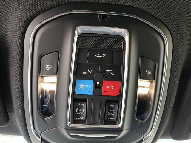 Photo of 2025 Diamond Black Crystal Pearlcoat Jeep Grand Cherokee