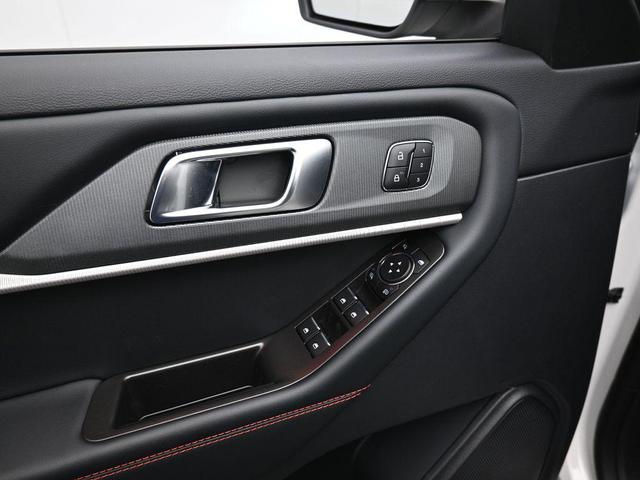 Photo of 2025 Star White Metallic Tri-Coat Ford Explorer