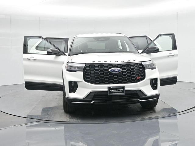 Photo of 2025 Star White Metallic Tri-Coat Ford Explorer