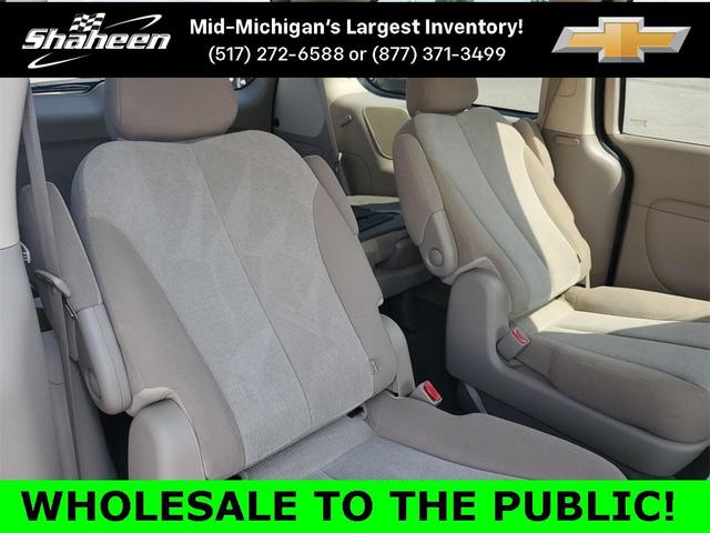Photo of 2012 Claret Red Kia Sedona