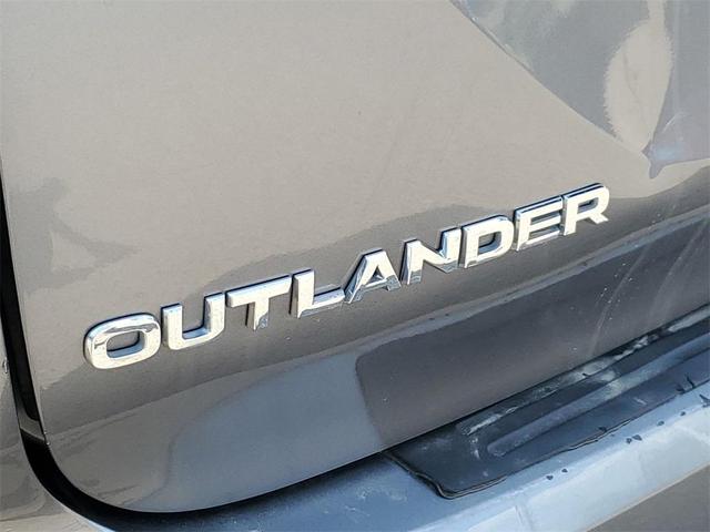 Photo of 2022 Mercury Gray Metallic Mitsubishi Outlander