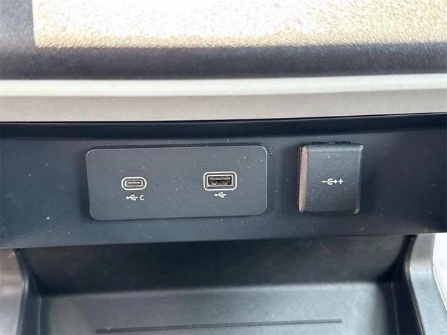 Photo of 2023 White Land Rover Defender