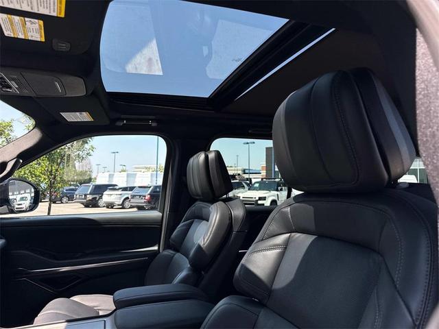 Photo of 2025 White Metallic Lincoln Navigator