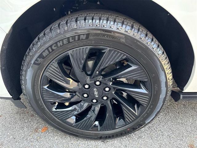 Photo of 2025 White Metallic Lincoln Navigator