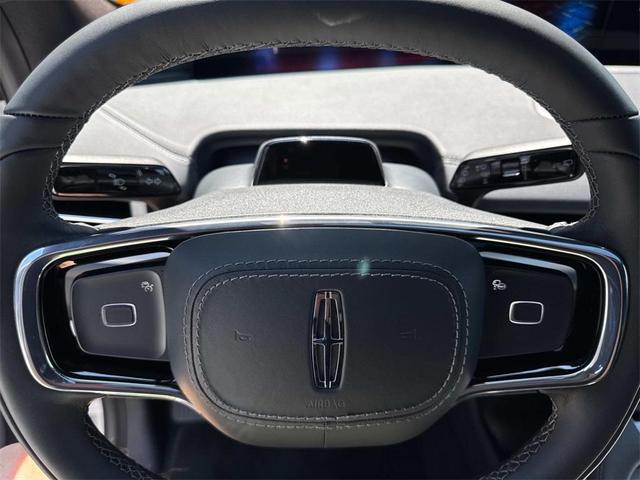 Photo of 2025 White Metallic Lincoln Navigator