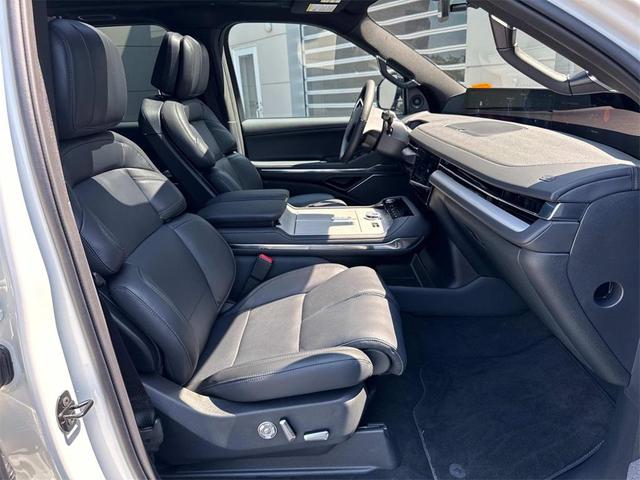 Photo of 2025 White Metallic Lincoln Navigator