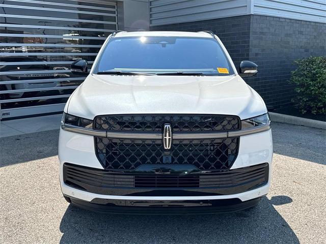 Photo of 2025 White Metallic Lincoln Navigator