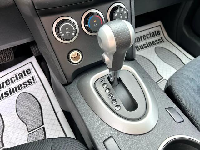 Photo of 2015 MAROON Nissan Rogue Select