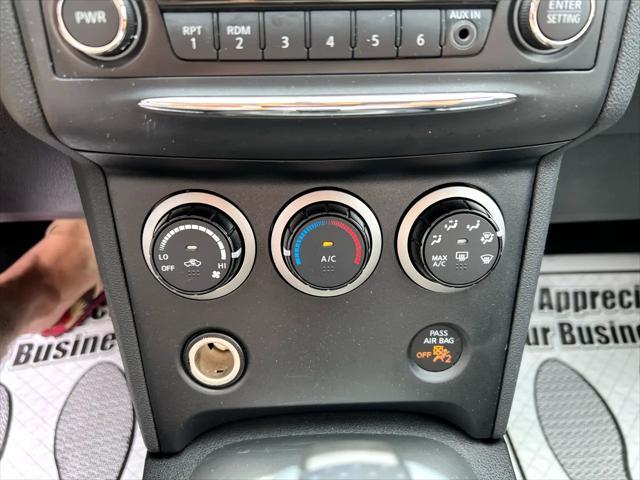 Photo of 2015 MAROON Nissan Rogue Select