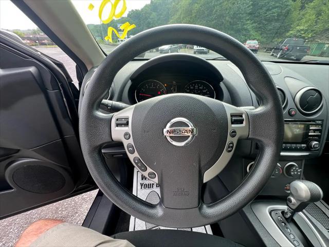 Photo of 2015 MAROON Nissan Rogue Select