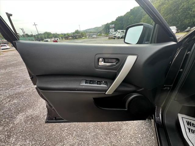 Photo of 2015 MAROON Nissan Rogue Select