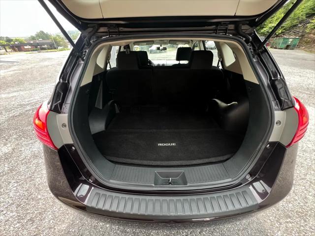 Photo of 2015 MAROON Nissan Rogue Select