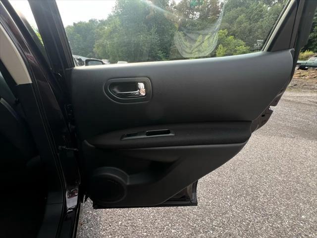 Photo of 2015 MAROON Nissan Rogue Select