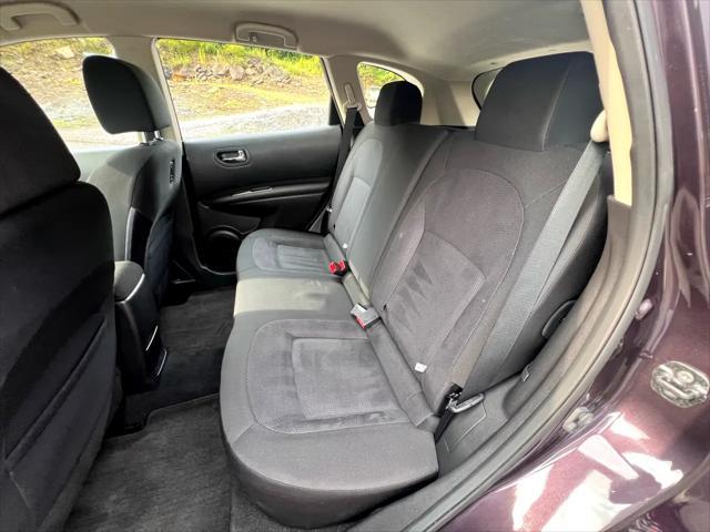 Photo of 2015 MAROON Nissan Rogue Select