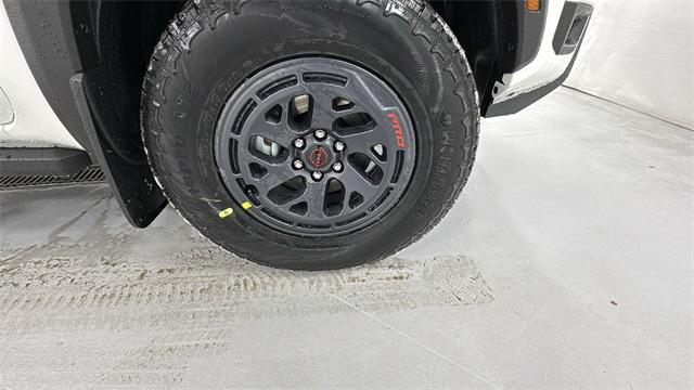 Photo of 2025 Glacier White Nissan Frontier
