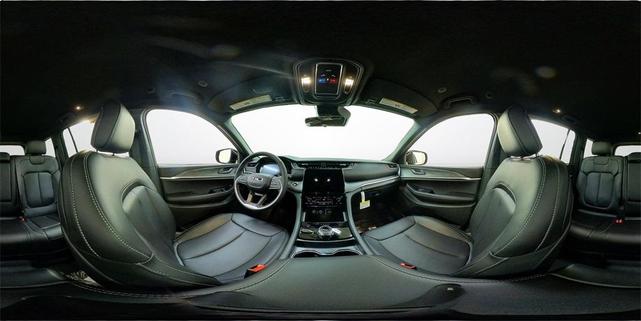Photo of 2025 Metallic Jeep Grand Cherokee
