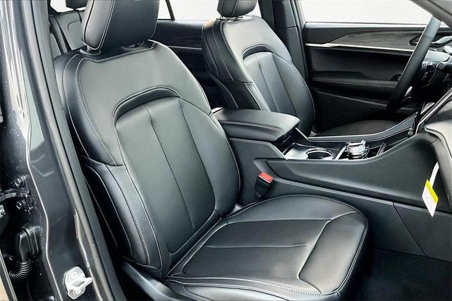 Photo of 2025 Metallic Jeep Grand Cherokee