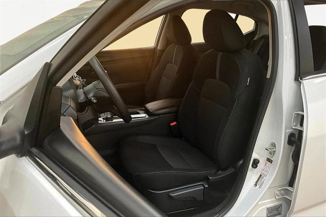 Photo of 2024 Cloud White Nissan Sentra